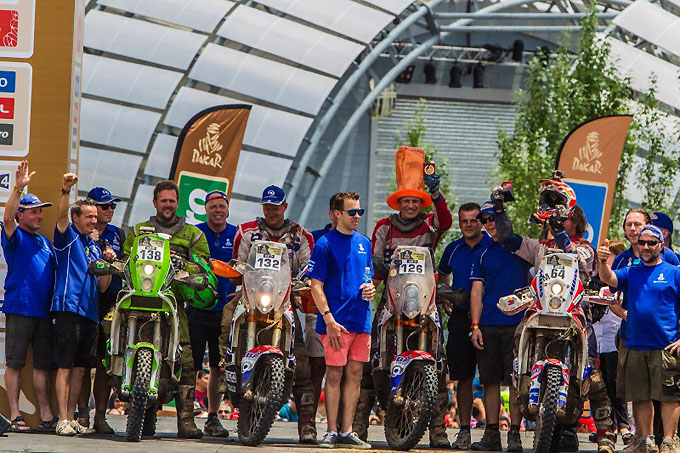Bas Dakar heeft alle reden voor feestje: Vier plakken aan de finish in loodzware rally